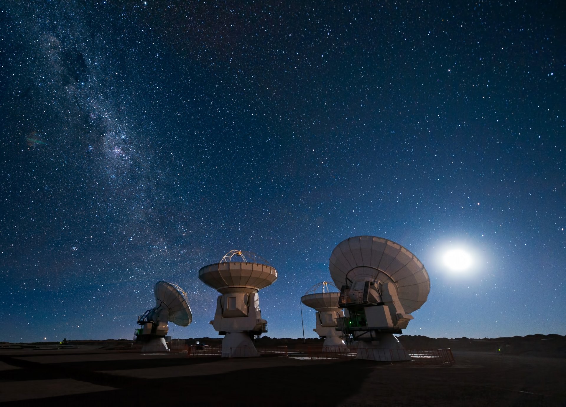 vía láctea cielo estrellas luna radiotelescopio