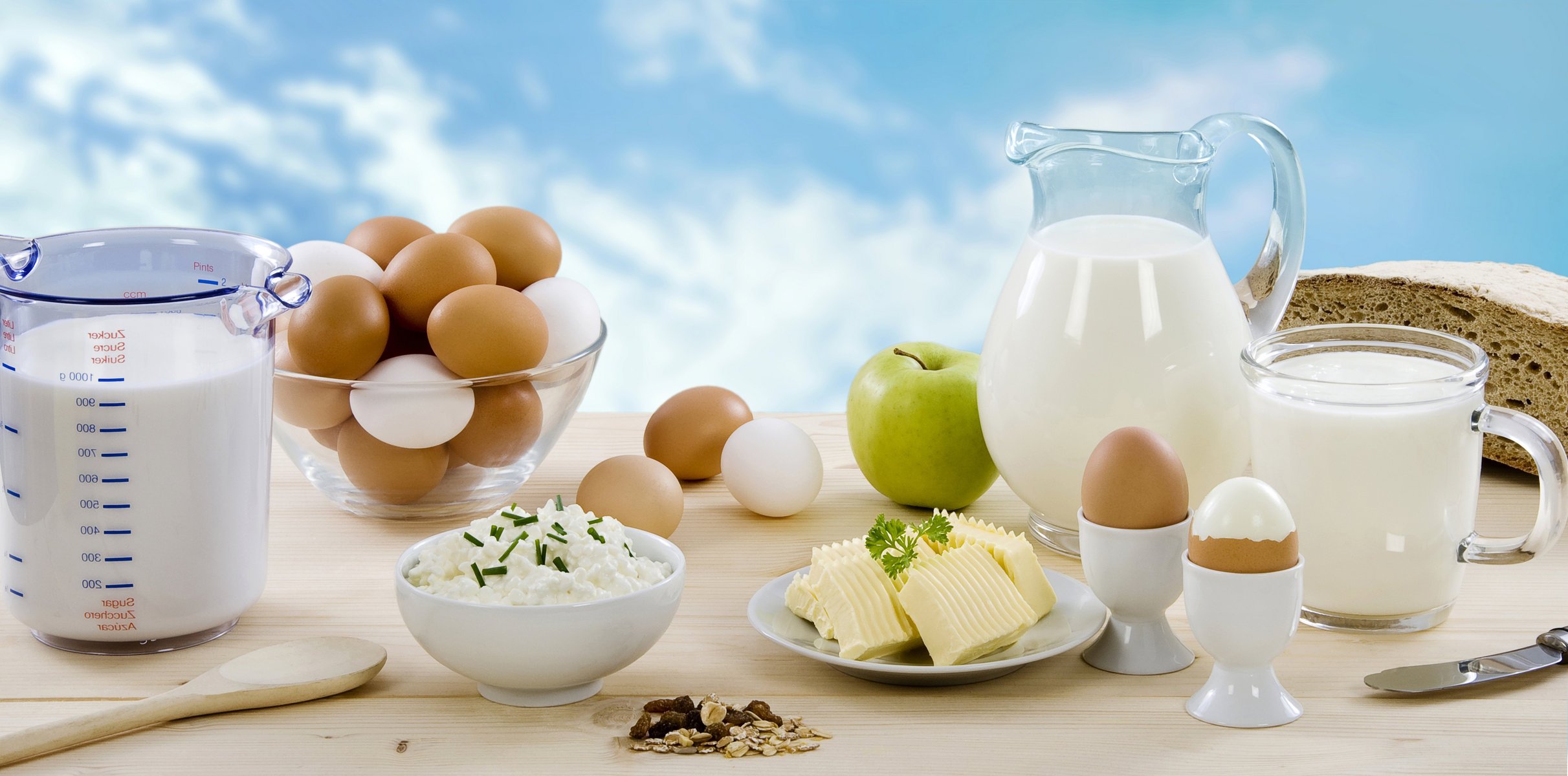 milch eier nüsse hüttenkäse krug grüns käse