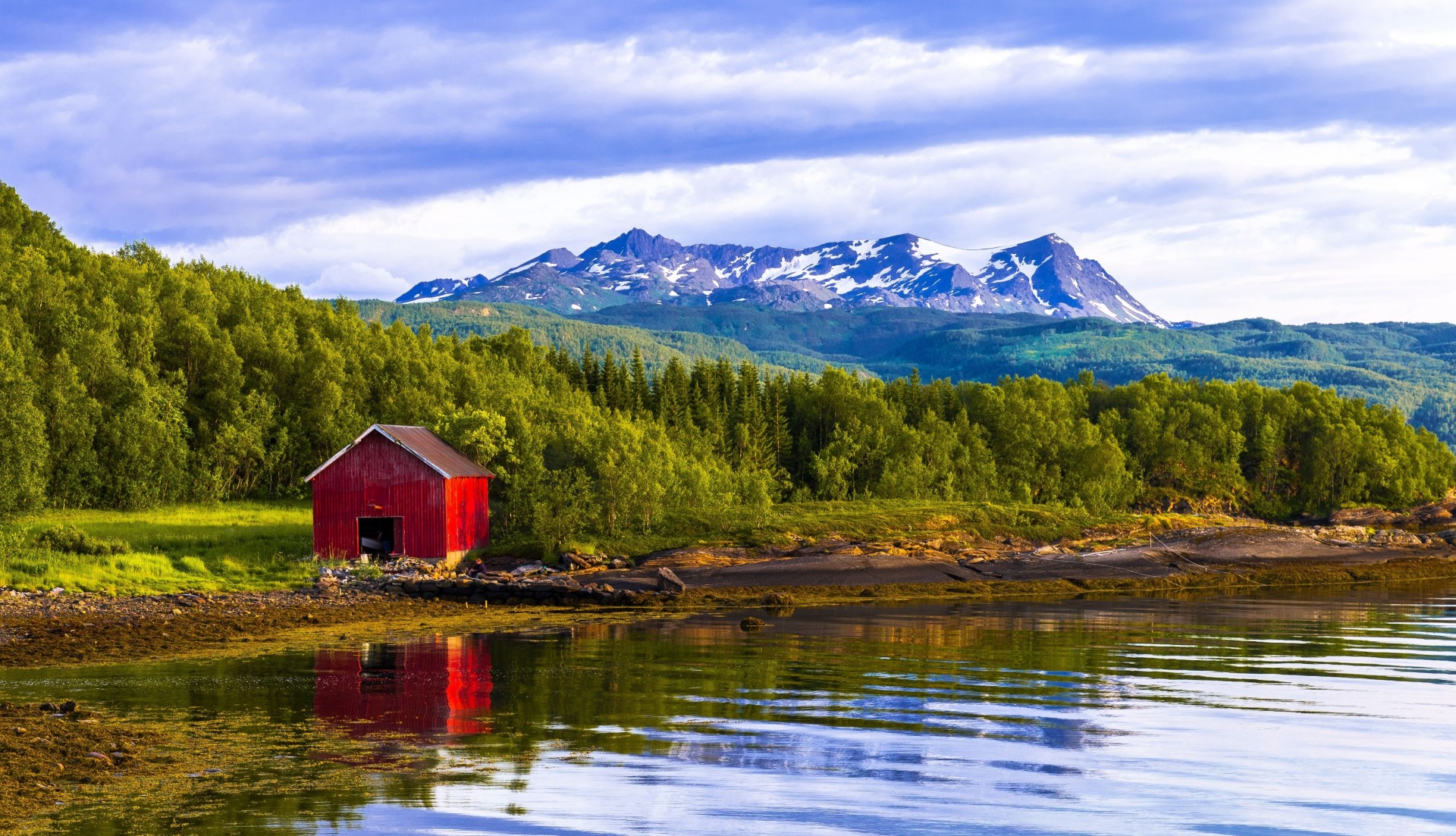 paisaje río bosque casa noruega montañas