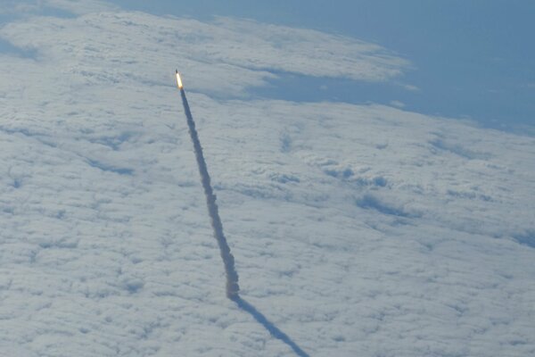 Start eines Shuttles in die Stratosphäre ins All