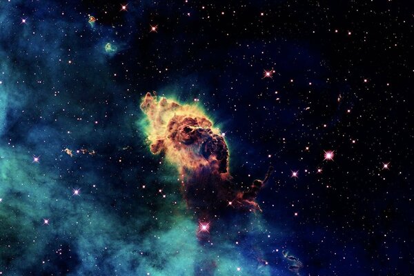 El resplandor de una nube de nebulosa estelar en el espacio