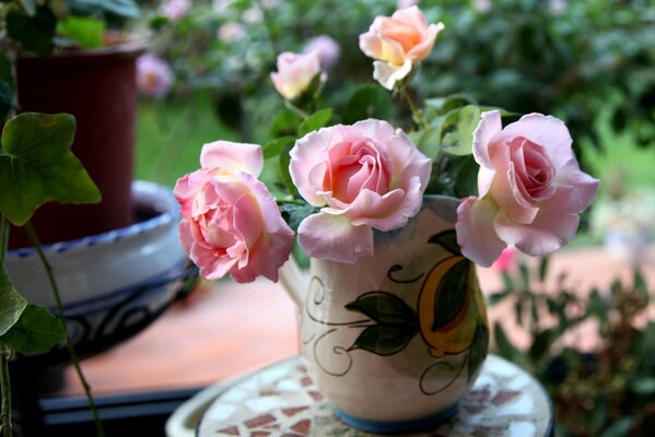 Bouquet de roses dans un beau vase