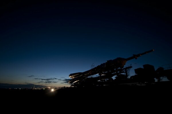 Vista notturna della nave Soyuz a Baikonur