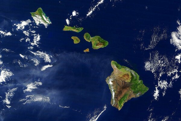 Vista satellitare delle Hawaii attraverso le nuvole