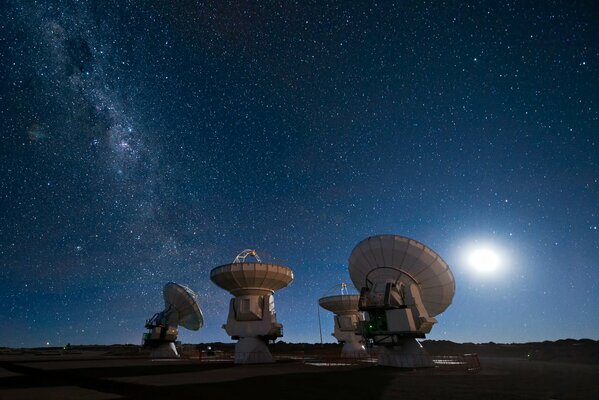 Cielo estrellado y Luna. Vía láctea a través del radiotelescopio