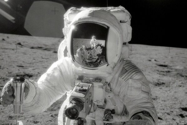 Un astronaute prend un selfie sur la lune avec un reflet de lui-même