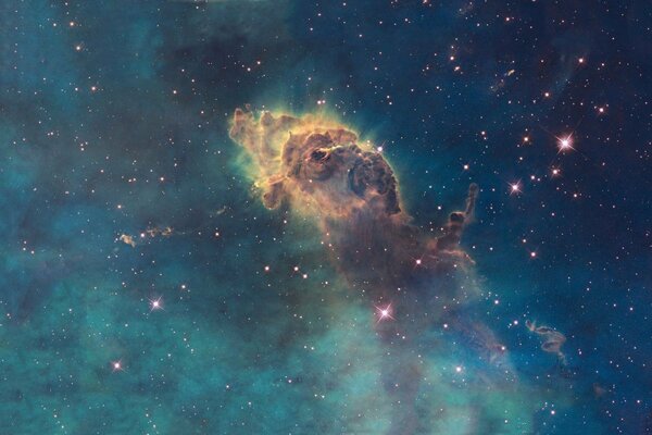 Nebulosa arancione brillante, un ammasso di stelle