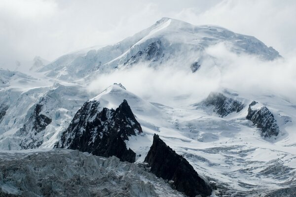 Schneebedeckte Berge in den Alpen