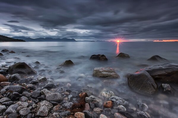 Schöner Sonnenuntergang am Norwegischen Meer