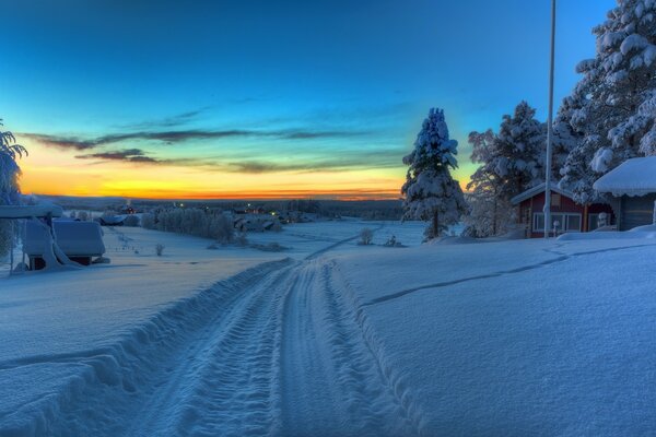 Verschneite Straße im schwedischen Dorf