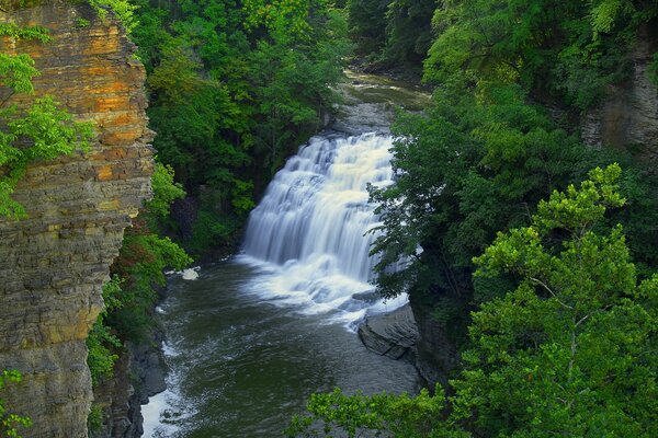 Wasserfall in den Felsen, Natur