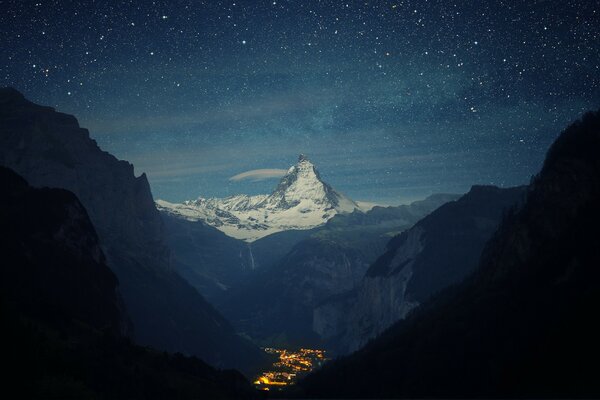 Noche estrellada, vista de la cima de la montaña