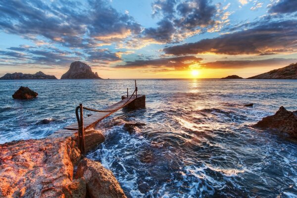 Puesta de sol en las olas del mar en el fondo