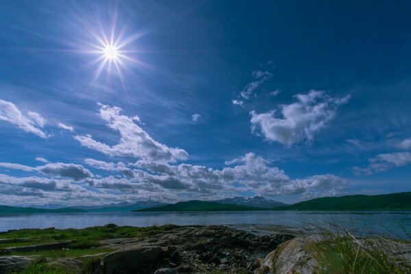 Il cielo e il sole si riflettono nel lago