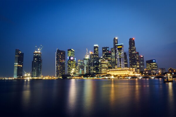 Lumières de la ville-état de nuit de Singapour