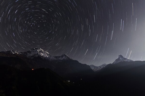 Montagne sullo sfondo del cielo nebbioso notturno