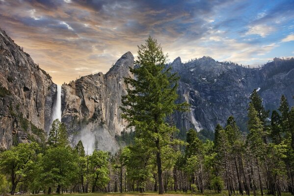 The harsh nature of the USA on the rocks