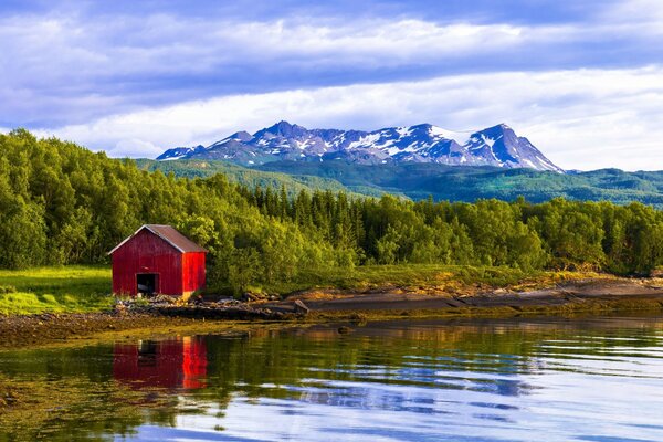 Casa roja en la orilla del río en Noruega