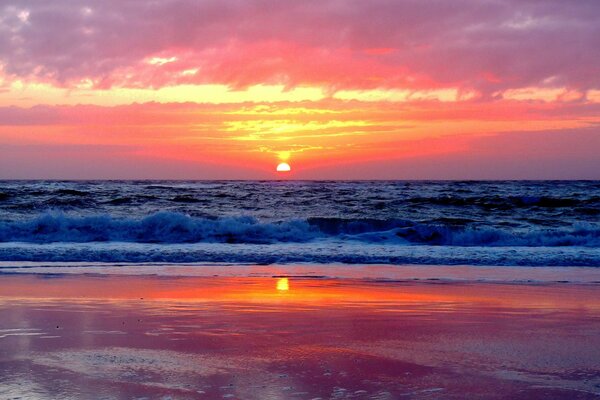 Sunset on the shore of the undulating sea