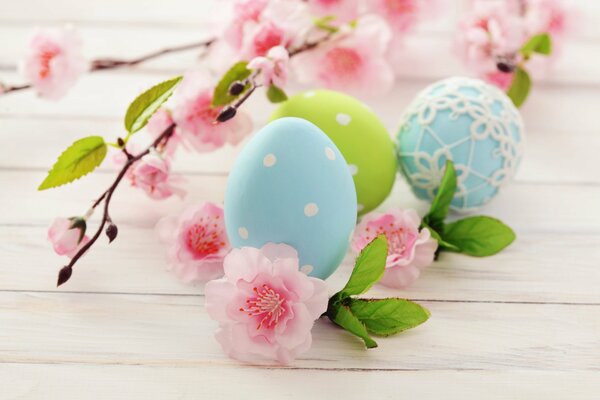 Oeufs de Pâques avec branche de Sakura