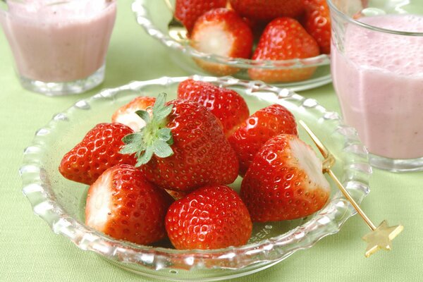 Deliciosas fresas en un plato y batidos además