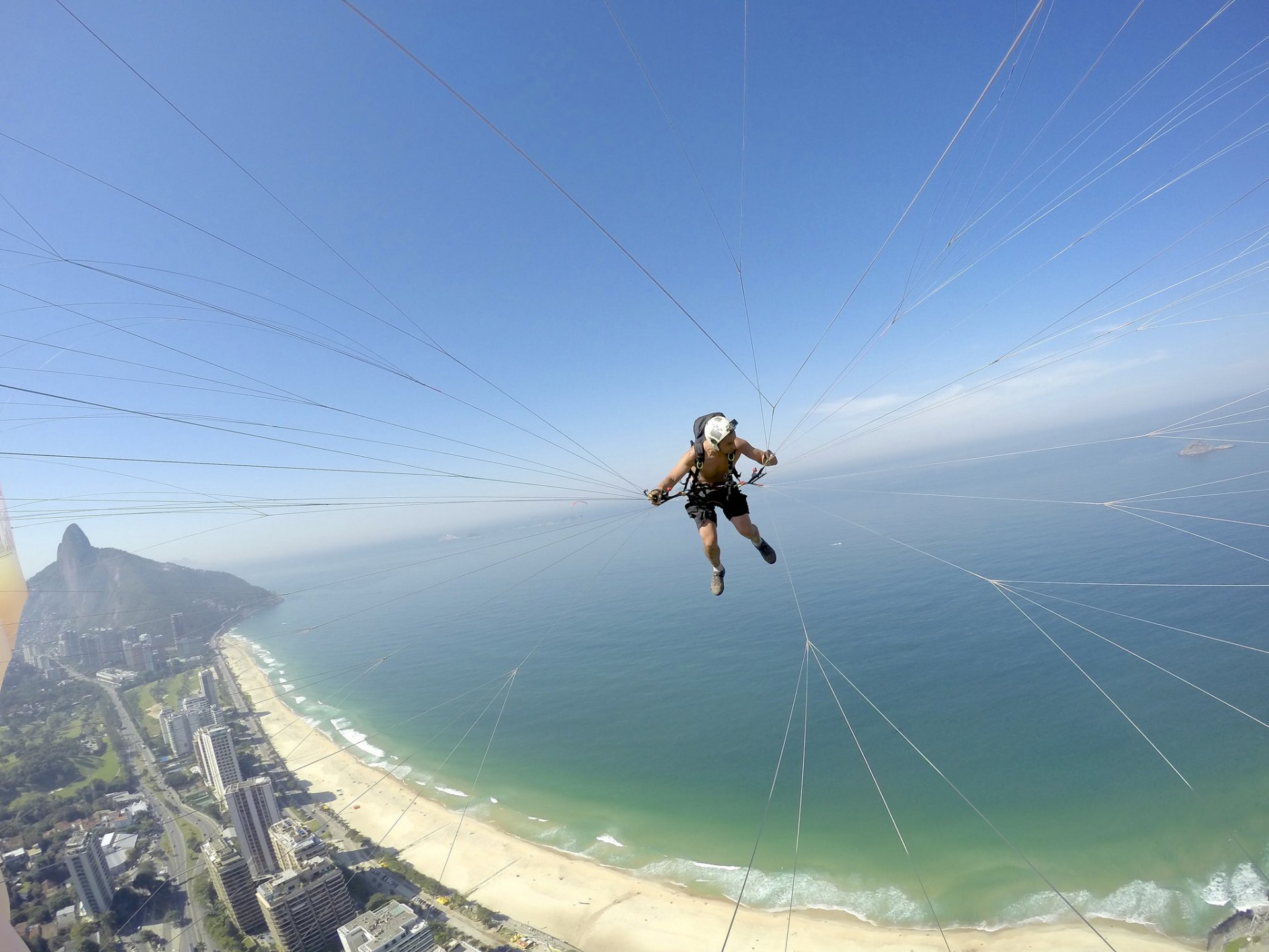 gleitschirmfliegen gleitschirm pilot kamera helm faden strand meer insel horizont himmel brasilien rio de janeiro extremsport