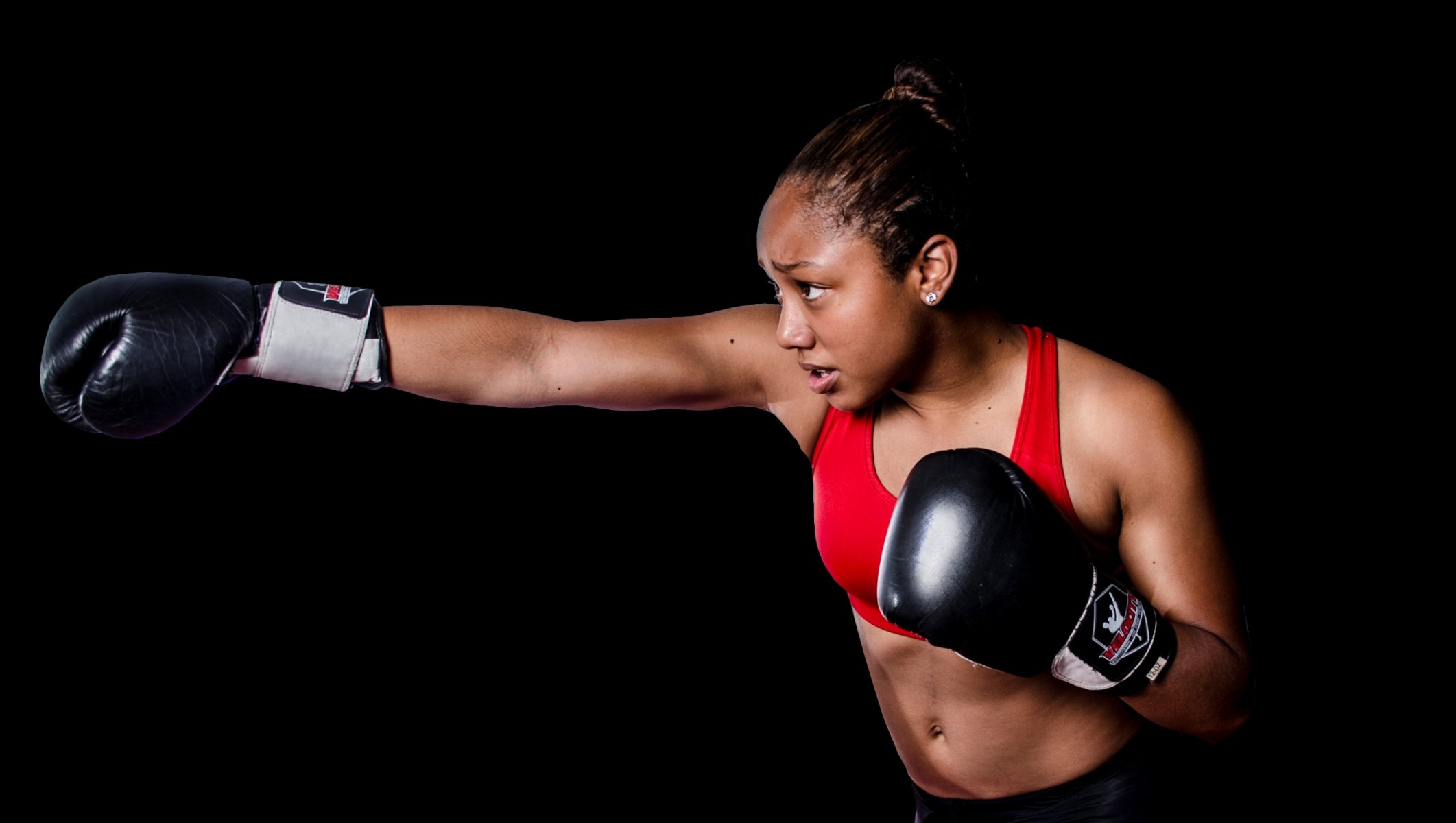 boxeo tailandés chica entrenamiento