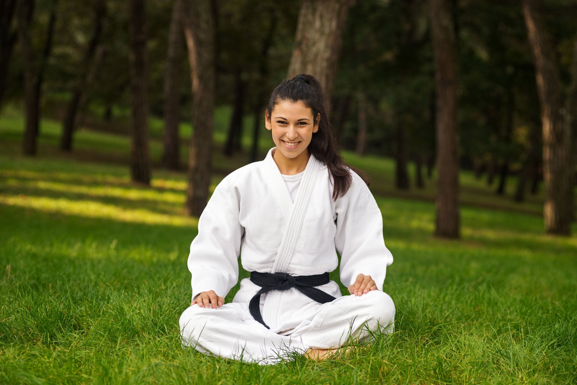 deporte atleta miroslava dzotova hermosa mujer practicante karate artes marciales equipo kimono cinturón negro mezcla todos colores color noches maestro karateka naturaleza entrenamiento bokeh fondo de pantalla