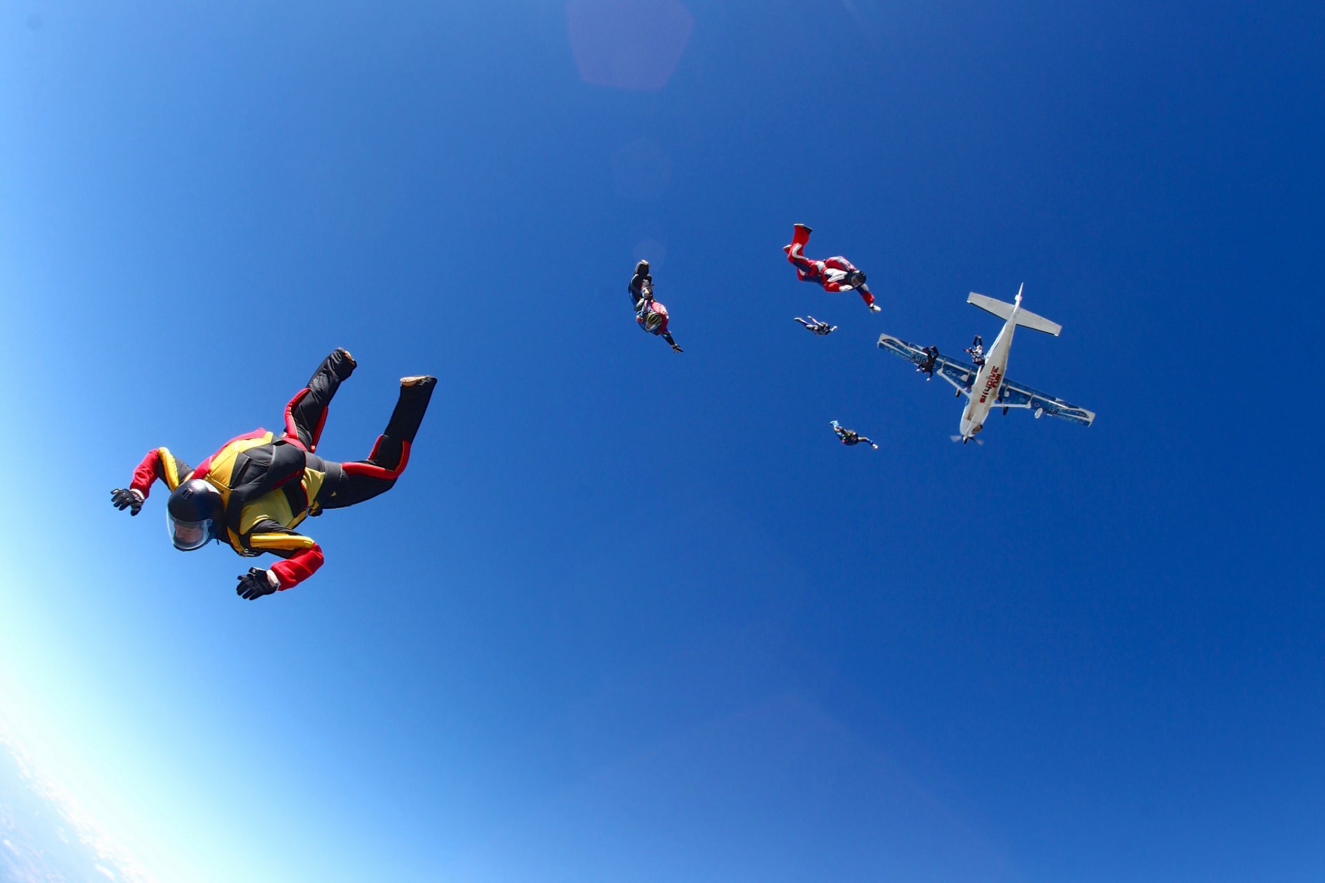 parachutistes parachutisme fly avion ciel casque conteneur parachute