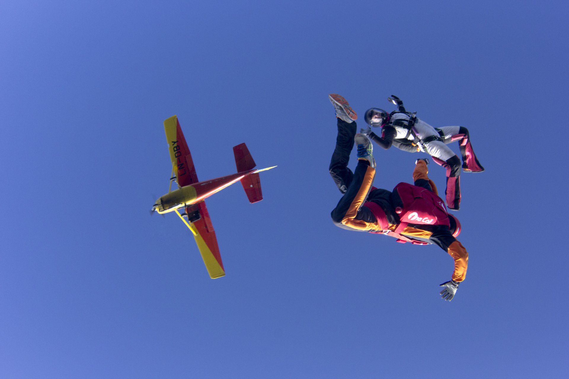 paracadutisti paracadutismo friflay aereo cielo casco contenitore paracadute