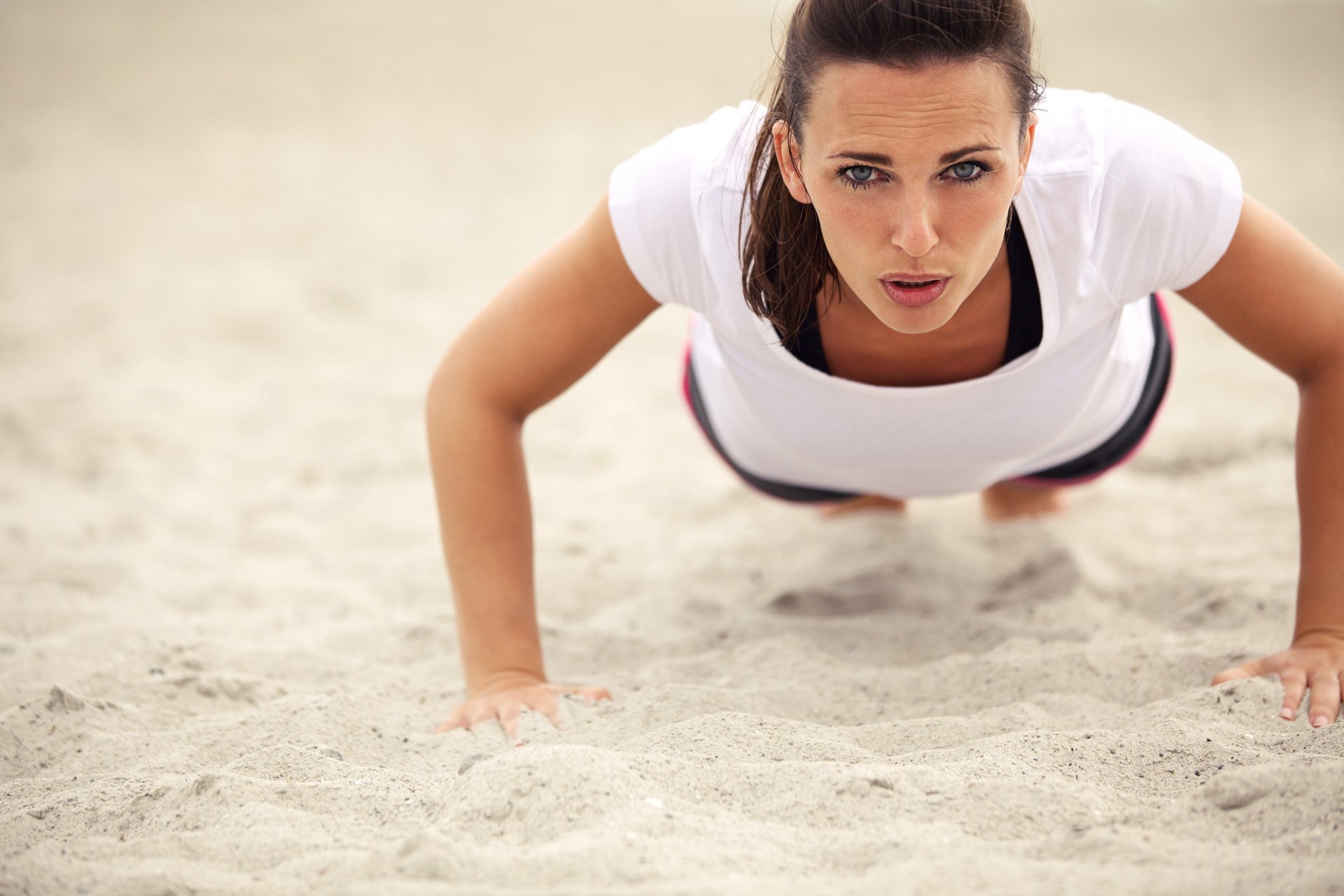 flexiones mujer mirada fitness