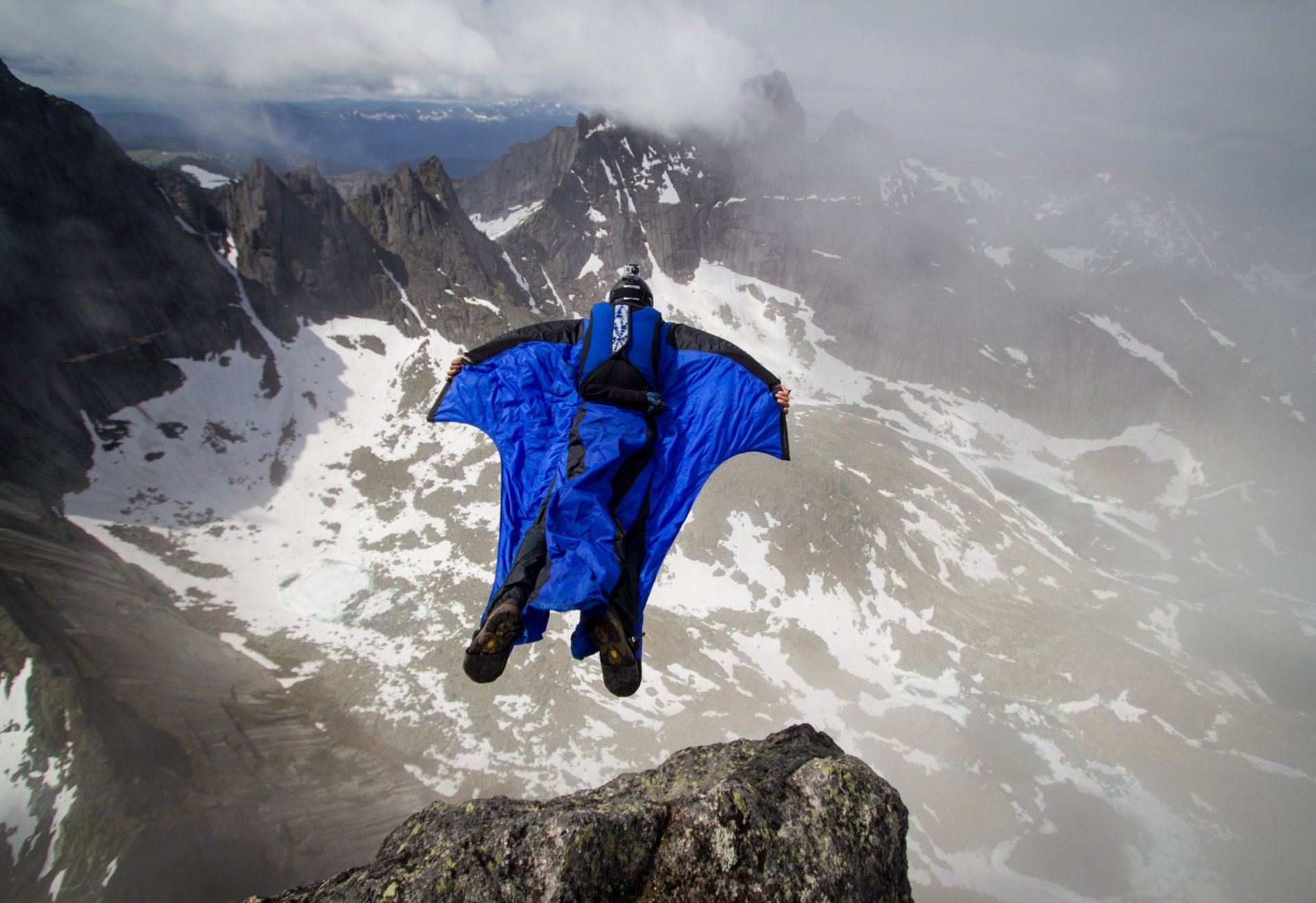 wingsuit pilot base jumping baser góry skały chmury kontener spadochron sporty ekstremalne