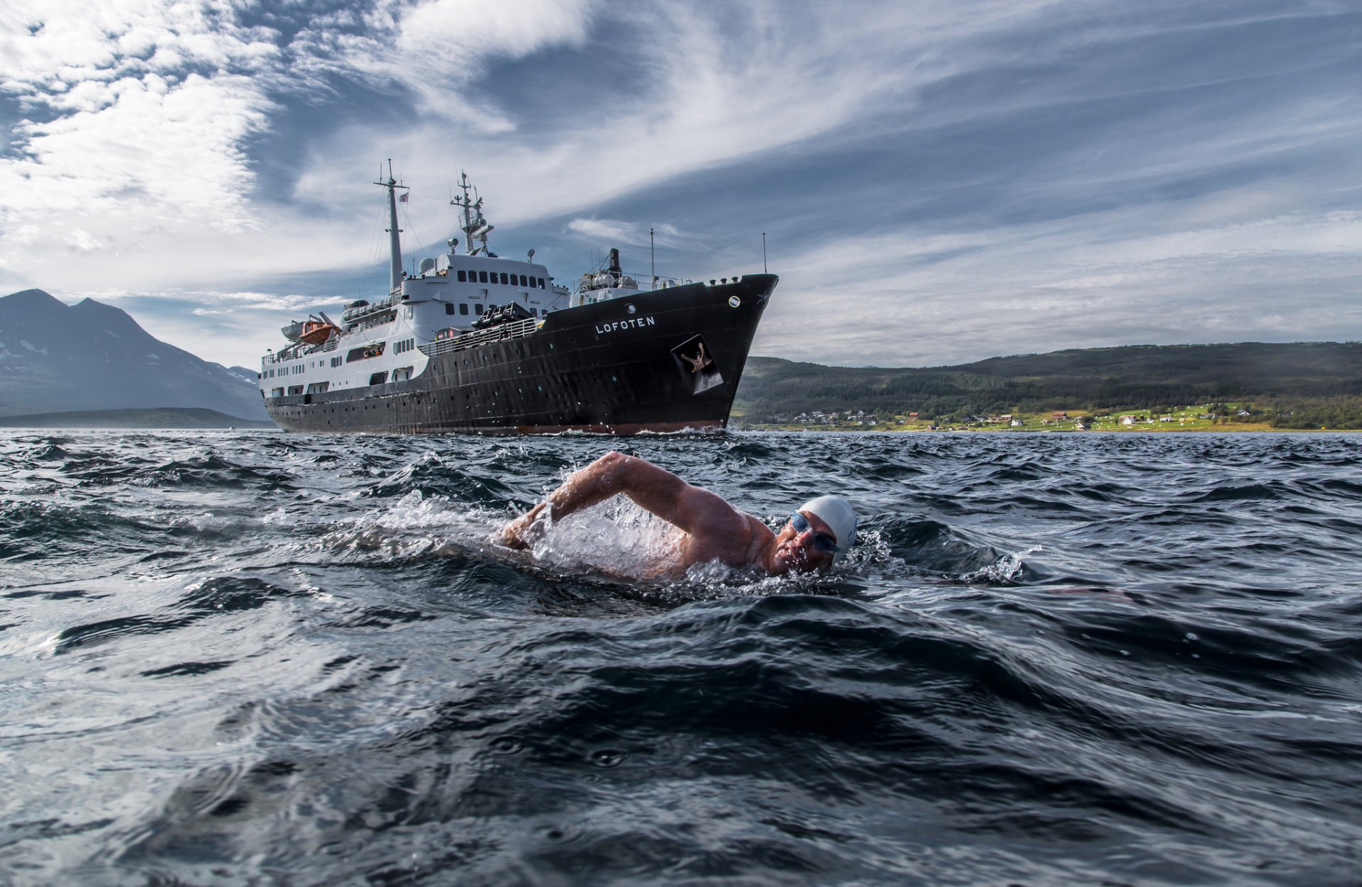 lewis pugh ms lofoty rystraumen troms norwegia cieśnina rustreumen pływak pływanie statek