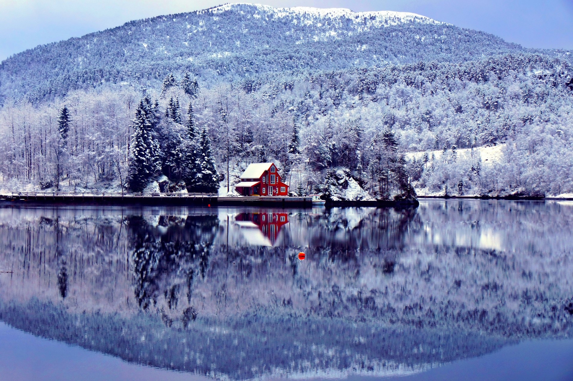 côte forêt maison ini montagne lac hiver