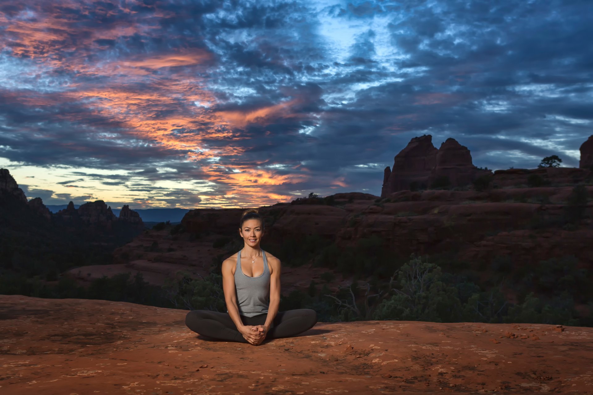 gosan non kiri yoga sulle rocce ragazza montagne