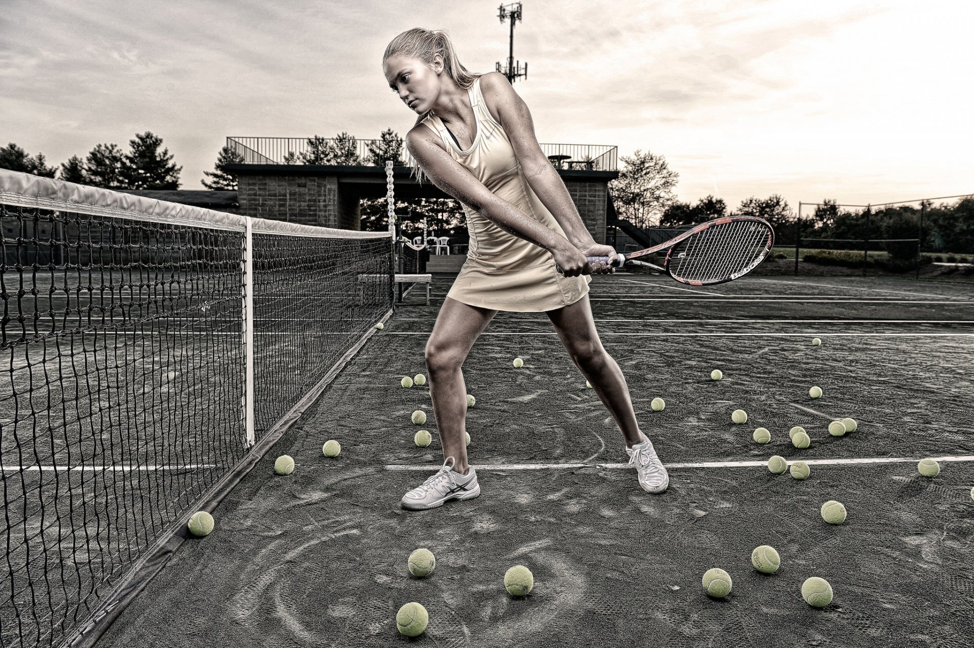 ragazza campo racchetta palle sport