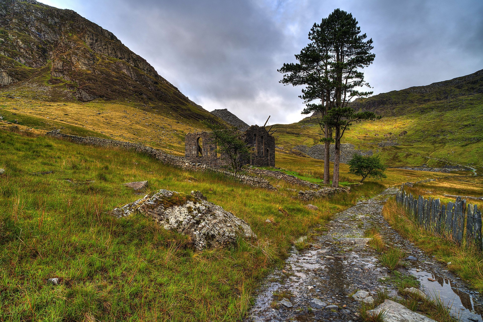 paisaje carretera ruinas reino unido montañas snowdonia