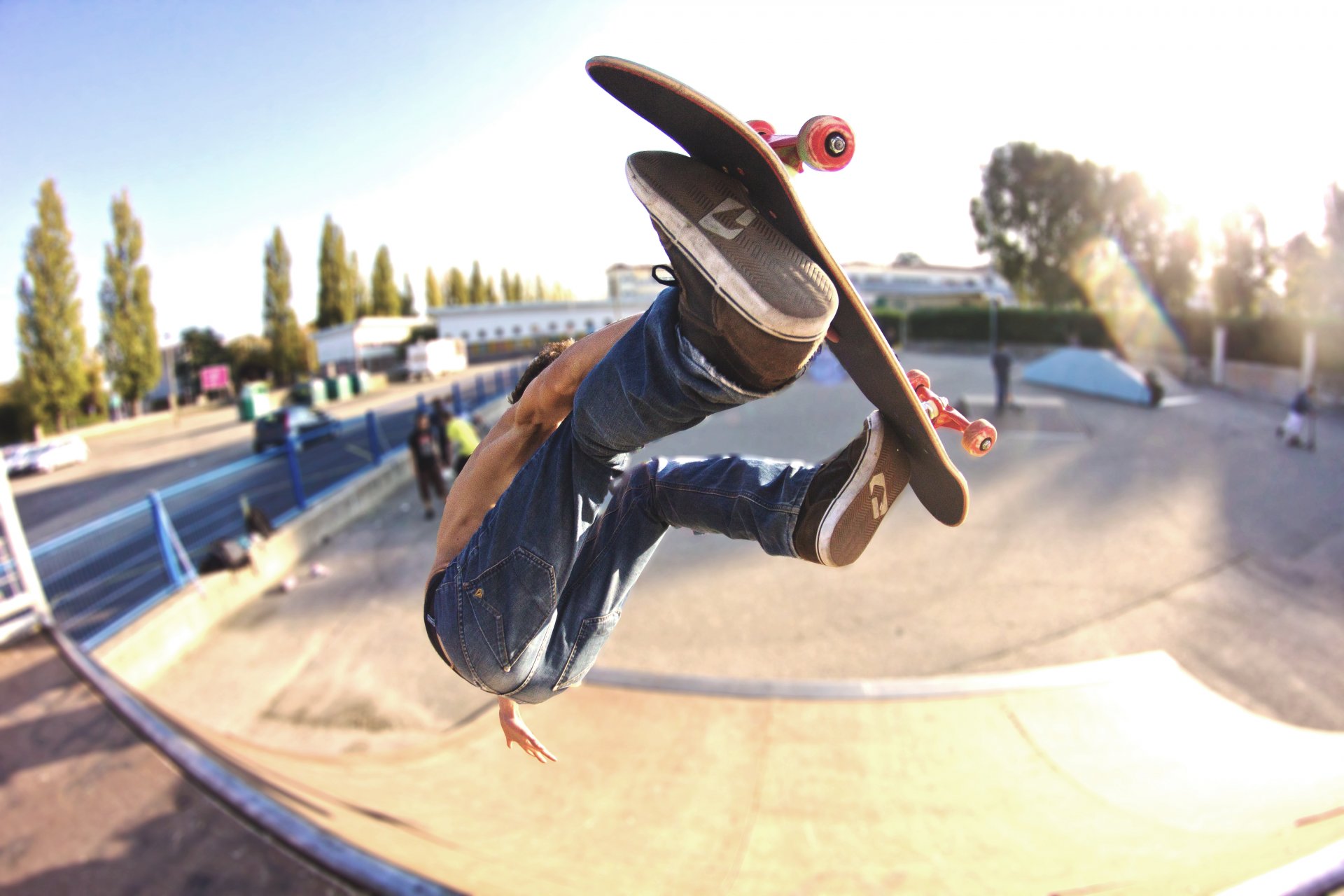 skate monopatín ruedas parque gente calle luz del sol deportes extremos