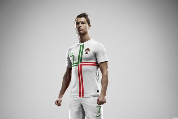 Futbolista cristiano Ronaldo con uniforme blanco