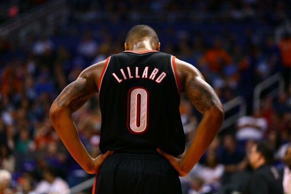 Damian Lillard está de espaldas al espectador