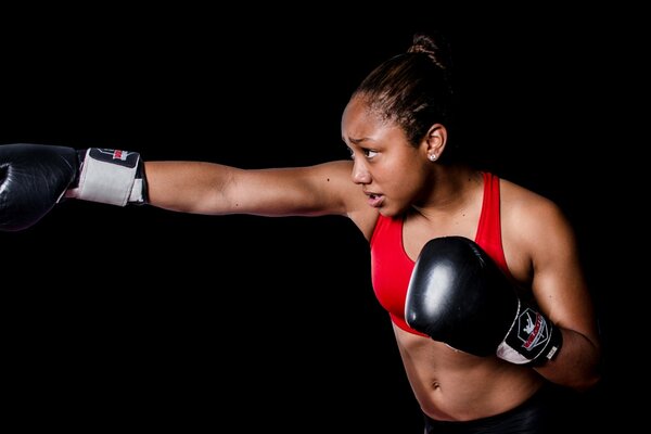 Entrenamiento de la chica en el boxeo tailandés