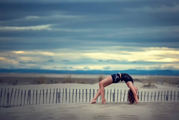 Gymnaste fille sur le sable