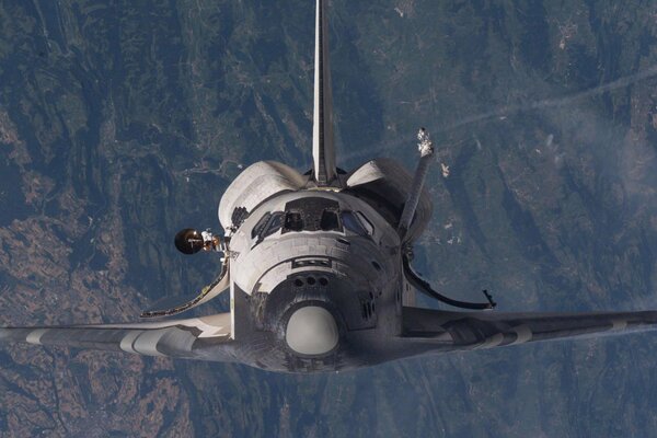 Avión espacial volando en el fondo del planeta