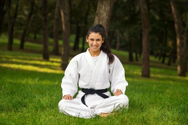 Miroslav Dzotova en kimono con cinturón negro en la naturaleza