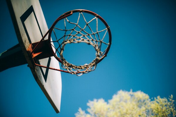 Anneau de basket-ball sur fond de ciel