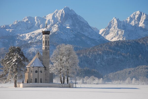 Tempio vicino alla montagna in inverno