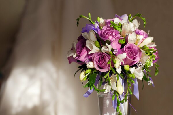 Lila, rosa und weiße Blumen in einer Vase