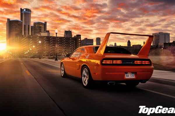 Coche naranja al atardecer Top Gear