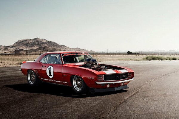 Une voiture de sport Chevrolet Camaro sur la piste