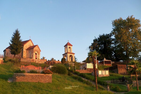 Iglesia de verano al atardecer de Georgia